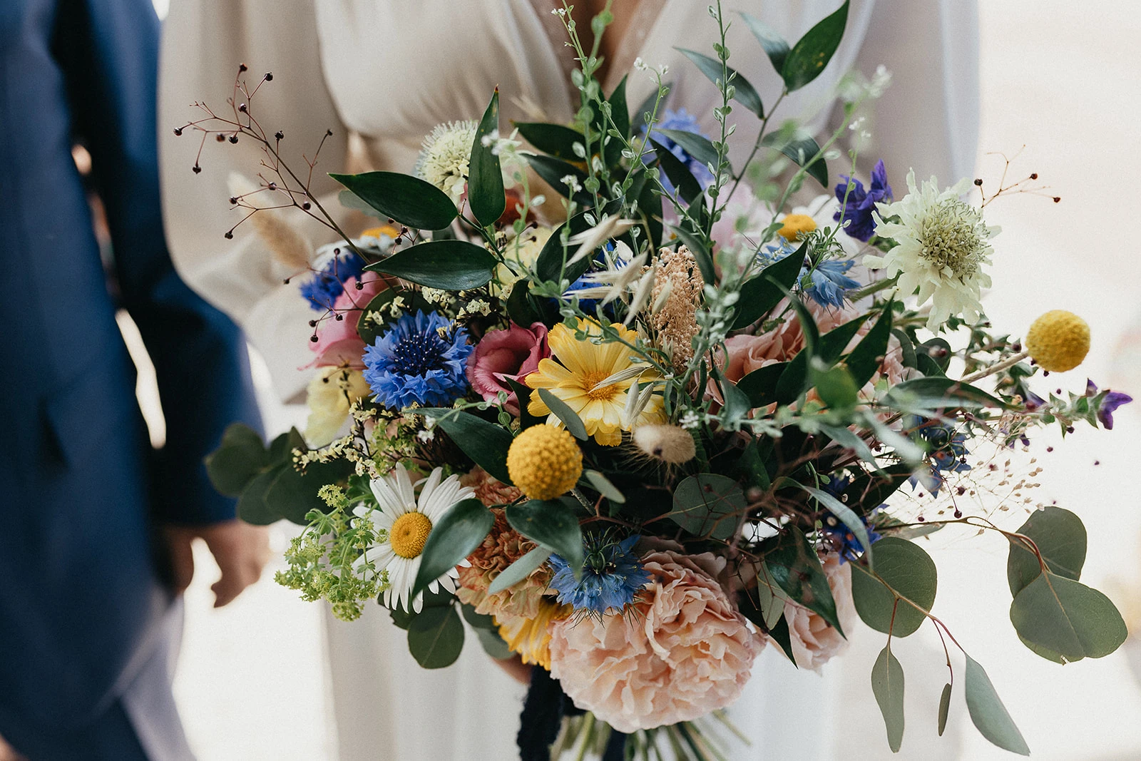 Bouquet éco-responsable Pensée Bohème avec fleurs locales et de saison - engagement environnemental fleuriste Normandie