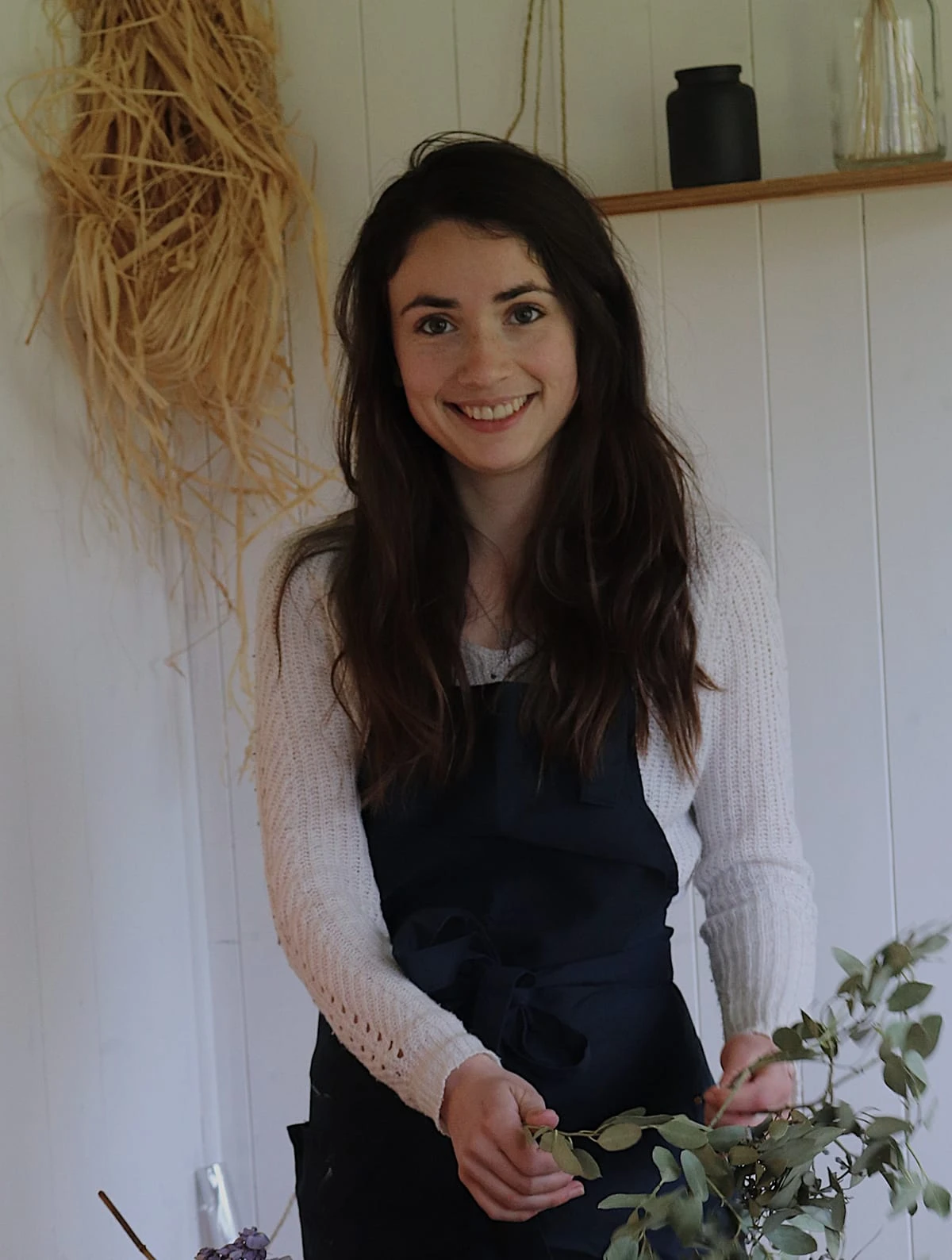 Cécile Devaux, fleuriste créatrice de Pensée Bohème dans son atelier à Bec-de-Mortagne