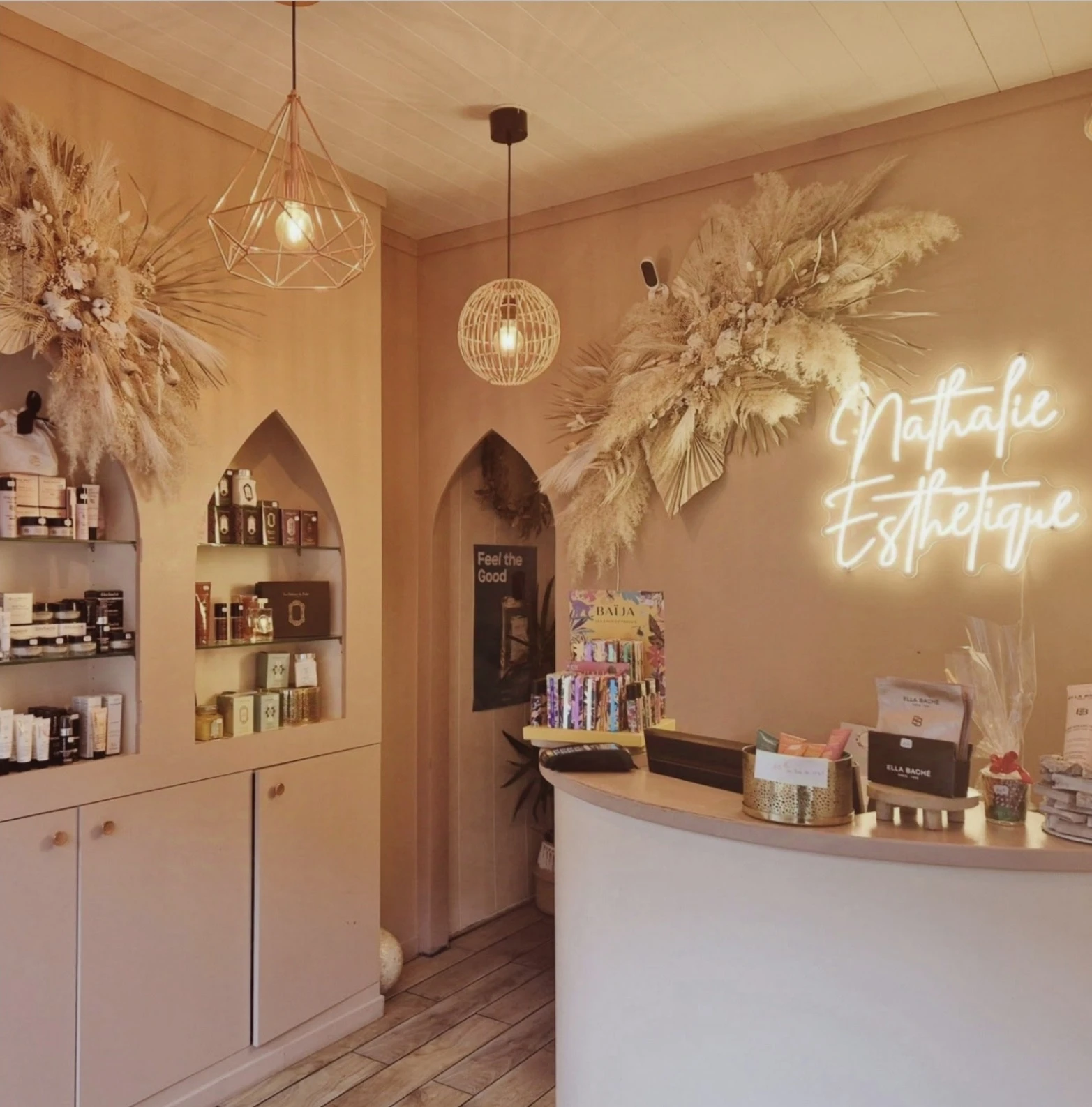 Décoration florale professionnelle Pensée Bohème - aménagement floral pour boutique et commerce en Normandie